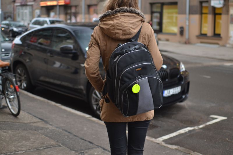 Kā redzēt un būt redzamam: atstarotāji un apģērbs tumšajā laikā