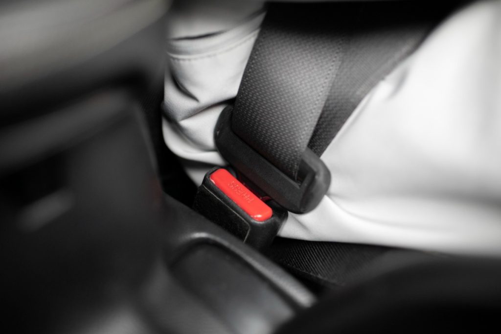 Drošības jostas pareiza lietošana automašīnā pasažiera drošībai
