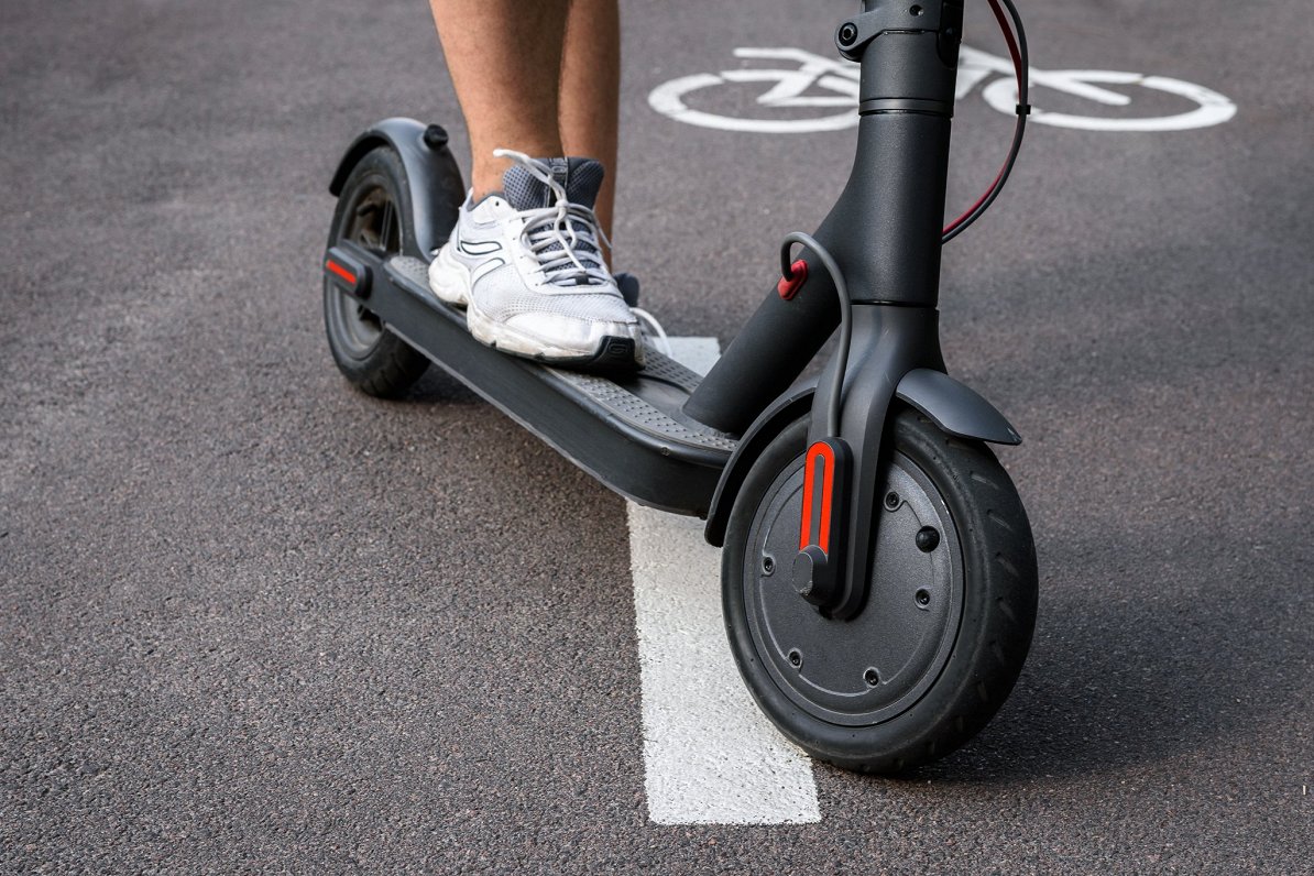 Kā bērniem iemācīt droši pārvietoties ar elektroskrejriteni
