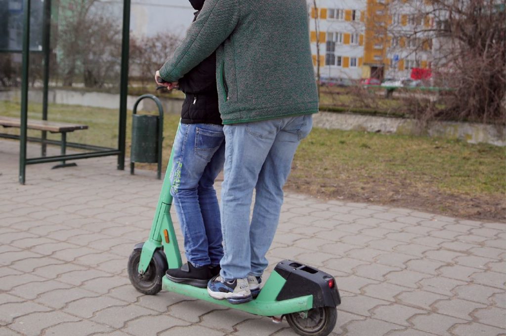 Jaunietis lieto mikromobilitātes rīku ielu satiksmē biežāko kļūdu raksts