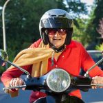 Velosipēdists ar aizsargķiveri ielustrē ķiveres nozīmi drošībai